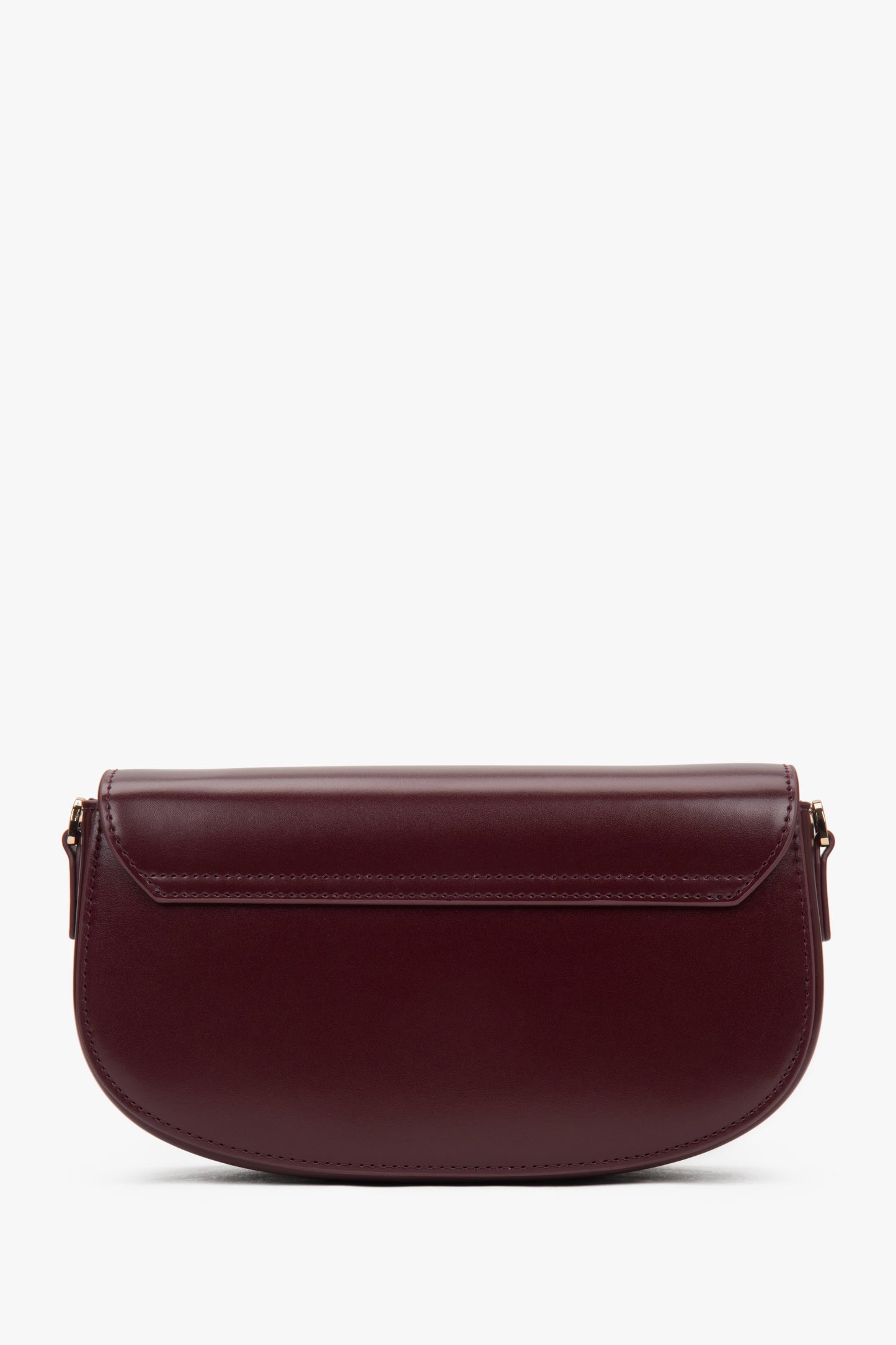 Rückansicht der burgunderroten Damen Schultertasche aus glattem Leder.