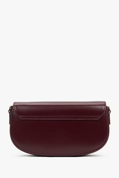 Rückansicht der burgunderroten Damen Schultertasche aus glattem Leder.
