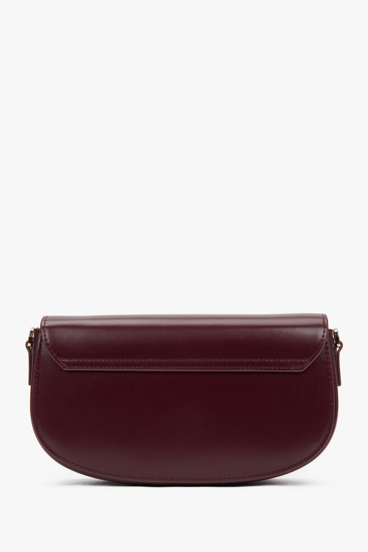 Rückansicht der burgunderroten Damen Schultertasche aus glattem Leder.