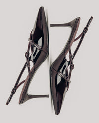 Burgunderrote Damen-Slingpumps aus Lackleder in künstlerischer Ansicht mit schmalen Riemen