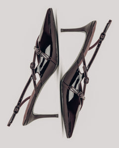Burgunderrote Damen-Slingpumps aus Lackleder in künstlerischer Ansicht mit schmalen Riemen