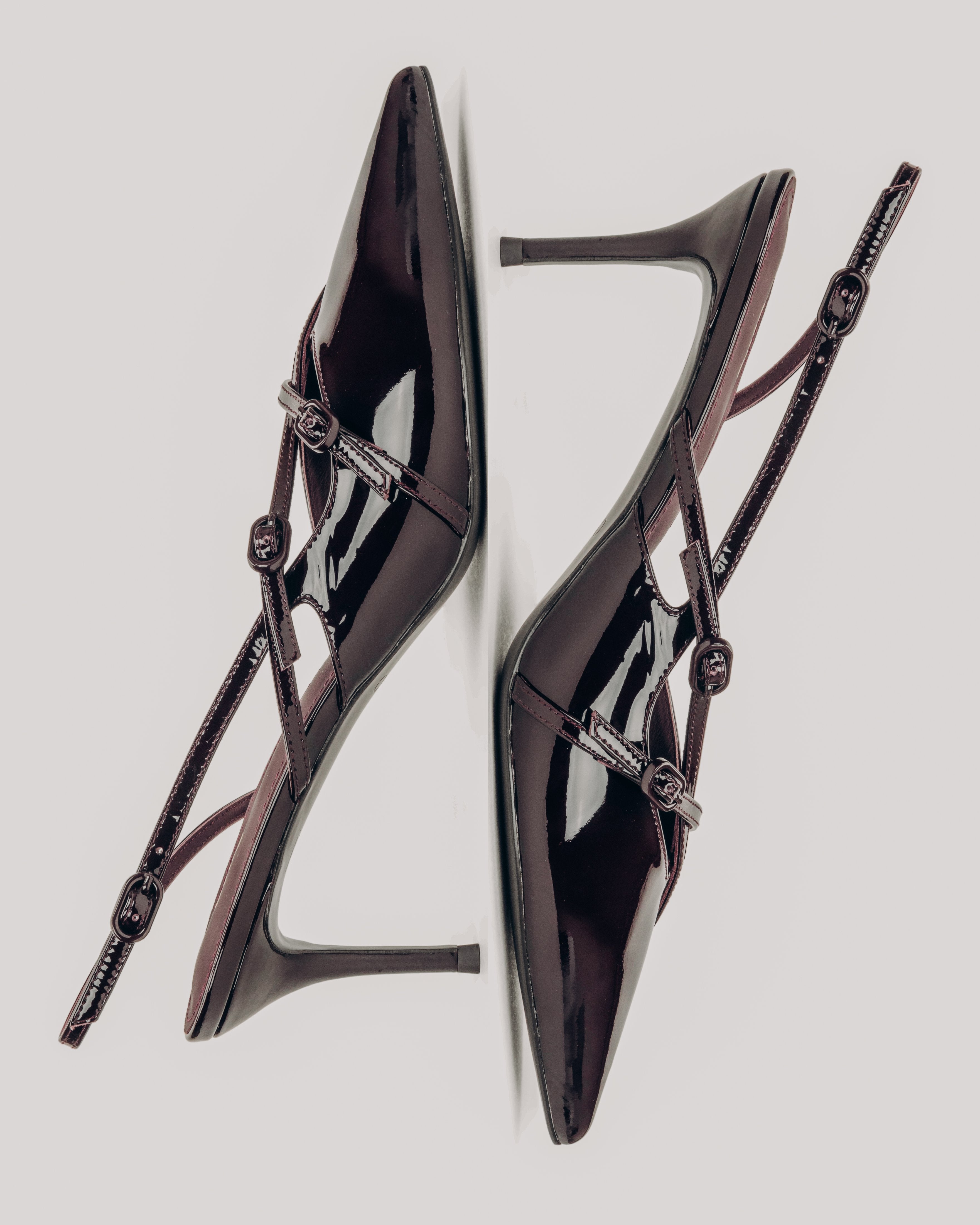 Burgunderrote Damen-Slingpumps aus Lackleder in künstlerischer Ansicht mit schmalen Riemen