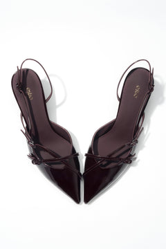 Burgunderrote Damen-Slingpumps von oben mit spitzer Schuhspitze und Lacklederglanz
