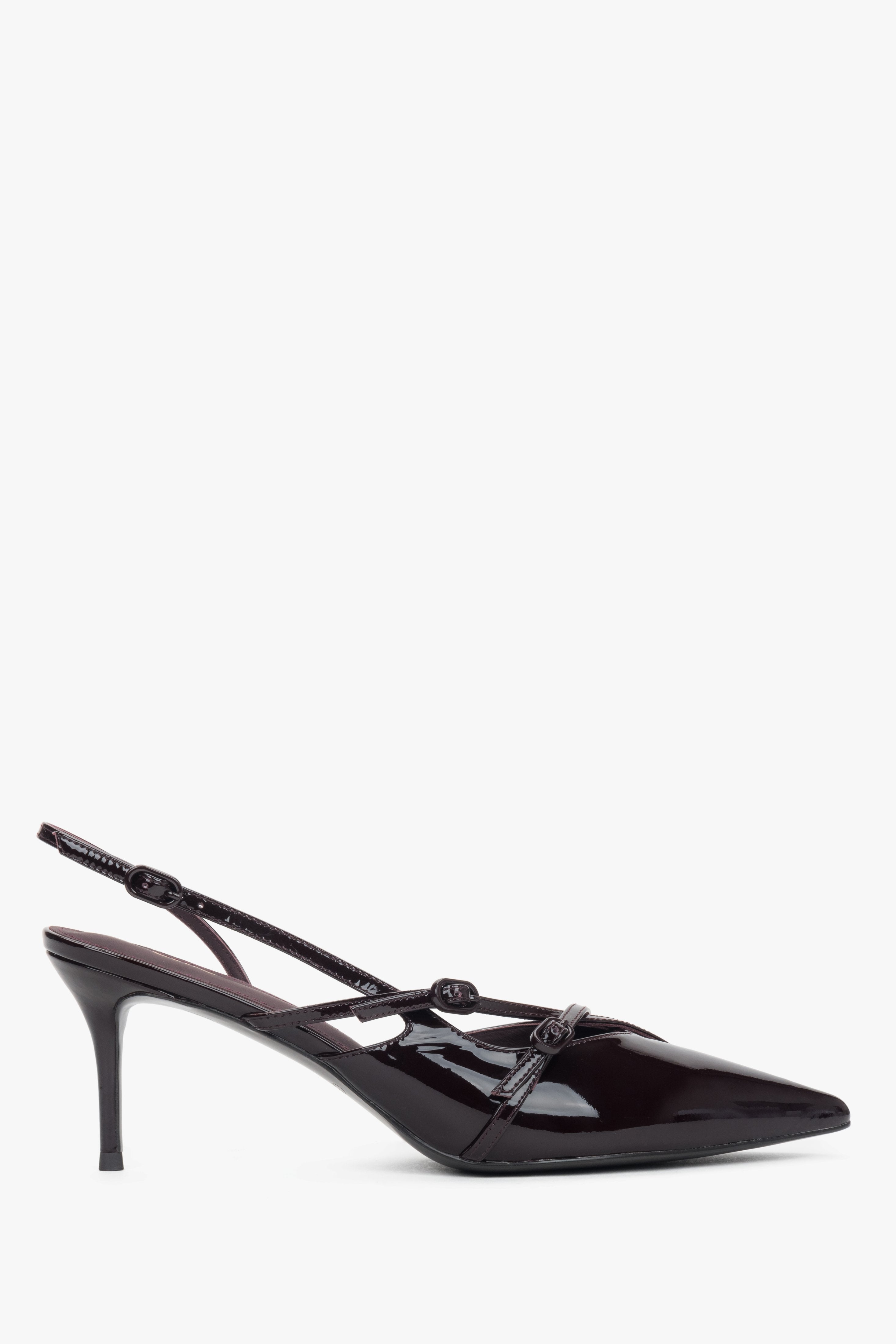 Burgunderrote Damen-Slingpumps aus Lackleder in seitlicher Ansicht mit Stilettoabsatz