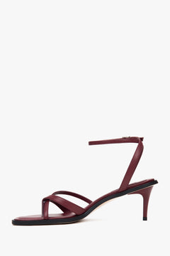 Bequeme burgundrote Riemchen-Sandaletten mit kleinem Absatz für den Sommer. 