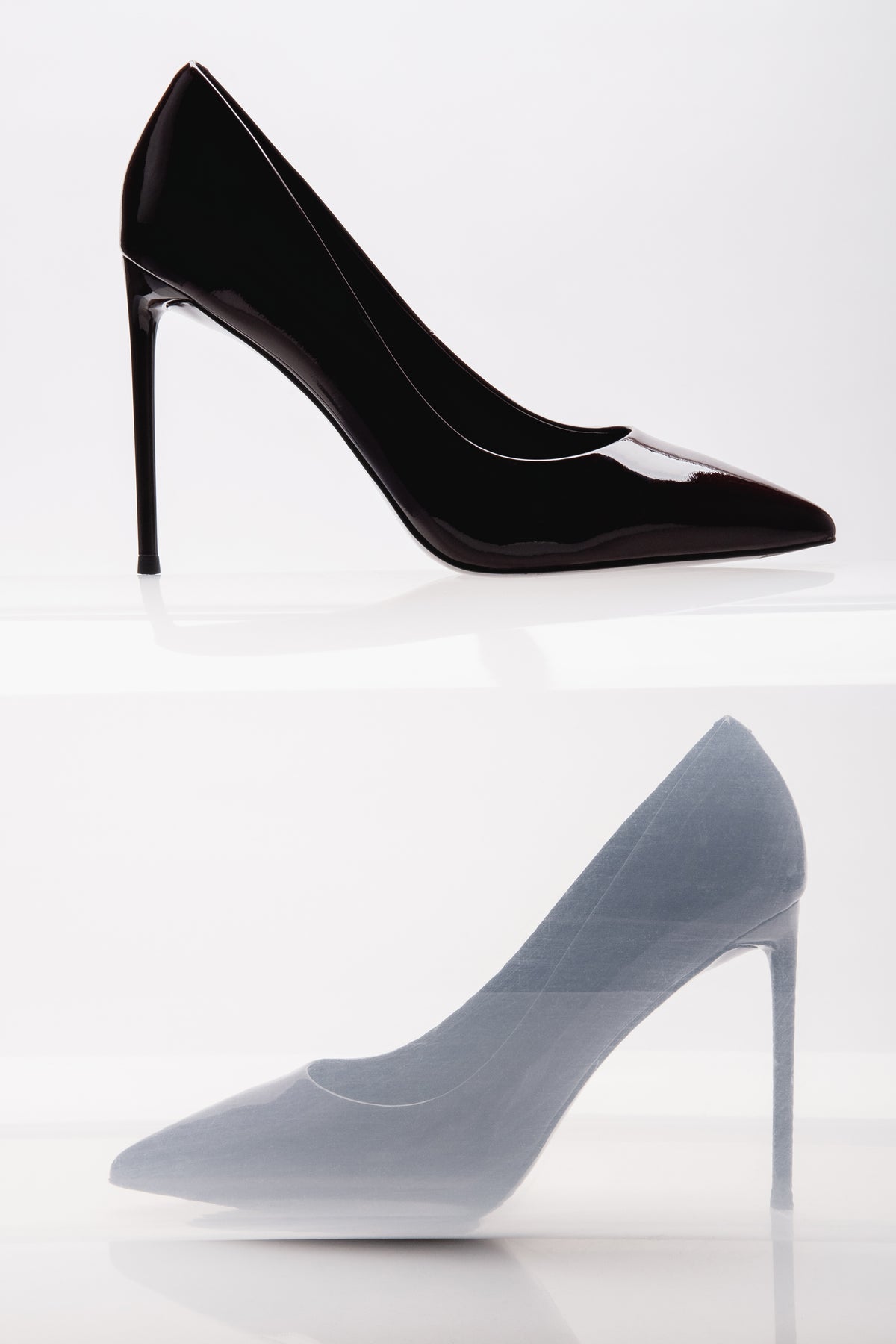 Elegantes Profil des schwarzen Lackleder-Pumps mit spitzer Kappe und hohem Absatz auf hellem Hintergrund