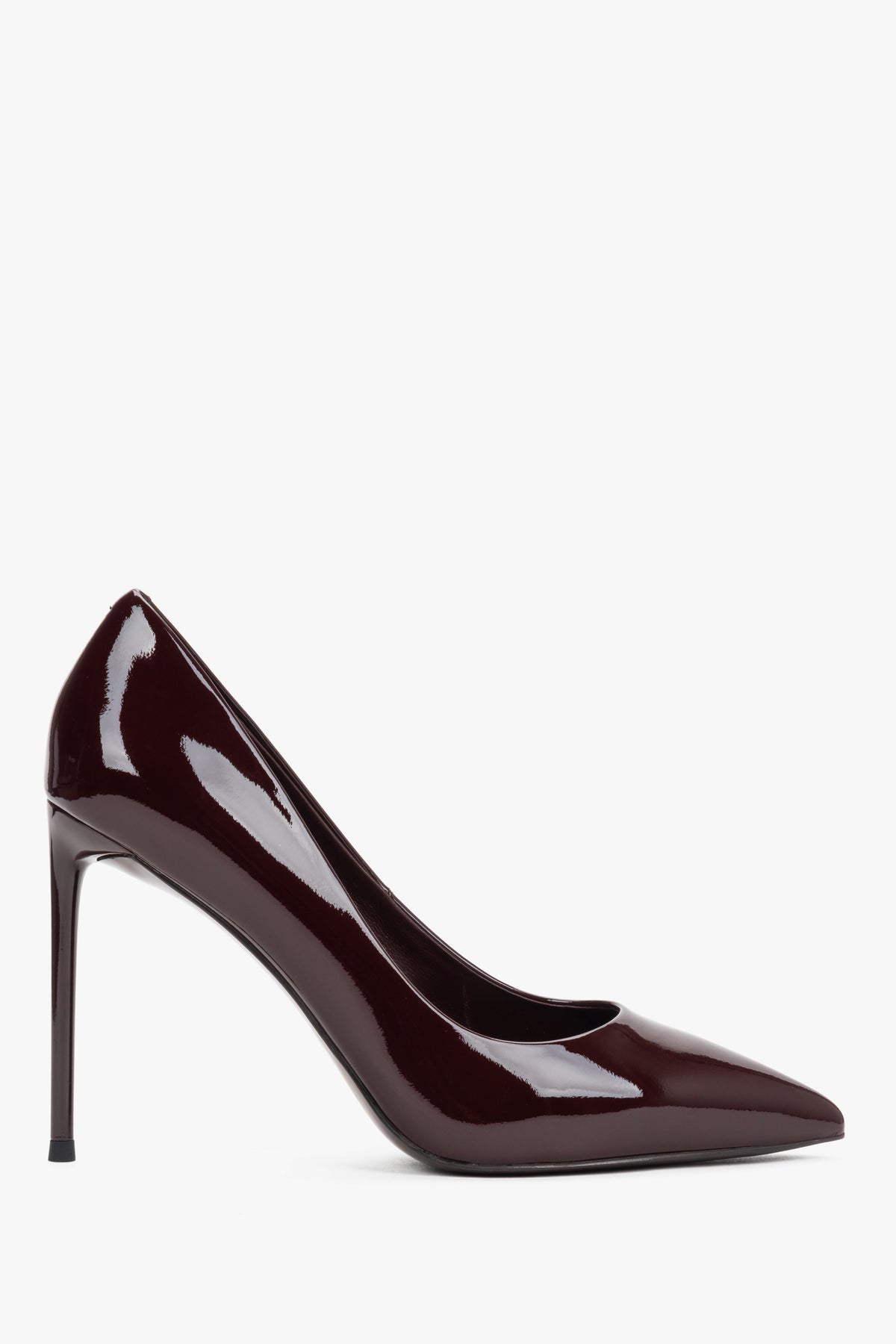 Klassische Seitenansicht des burgundroten Pumps mit hohem Absatz auf weißem Hintergrund
