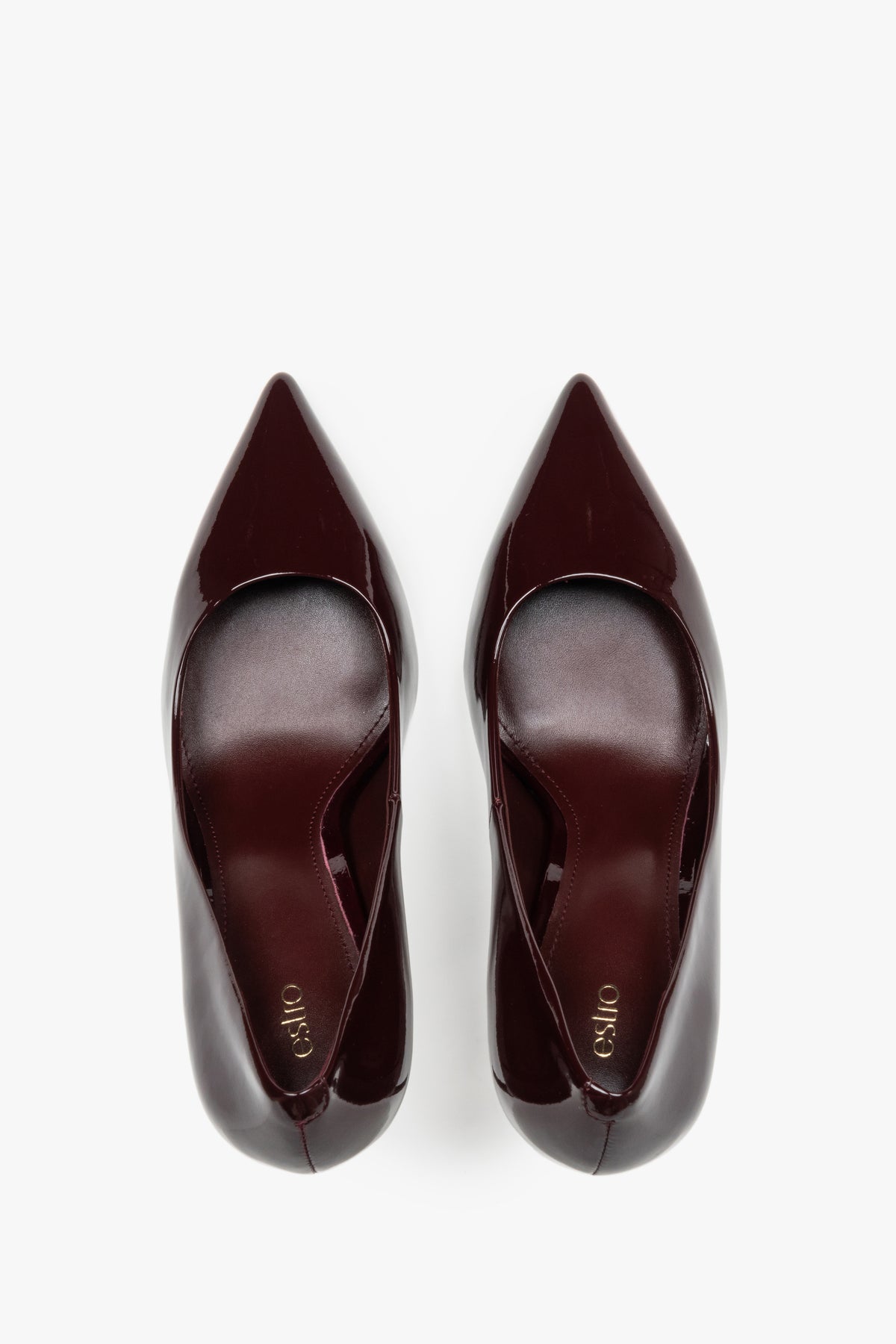 Symmetrischer Blick von oben auf das Paar burgundroter Stilettos mit spitzem Schnitt