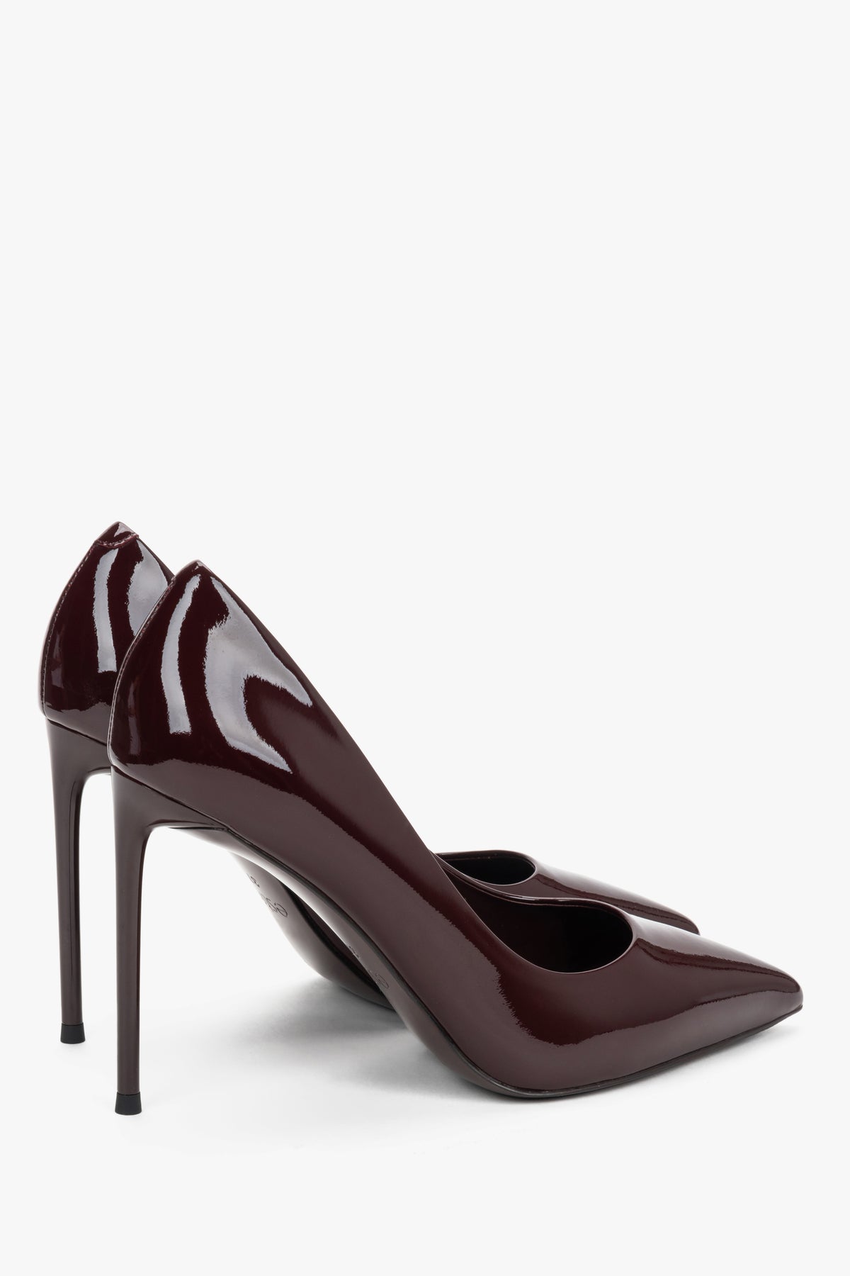 Schräge Rückansicht der hohen Absätze und der elegant geschwungenen Fersenpartie des Schuhpaars
