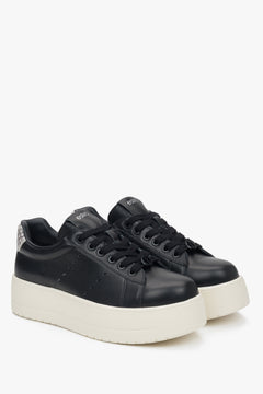 Schwarze Low-Top-Sneaker aus Leder mit klobiger Sohle.