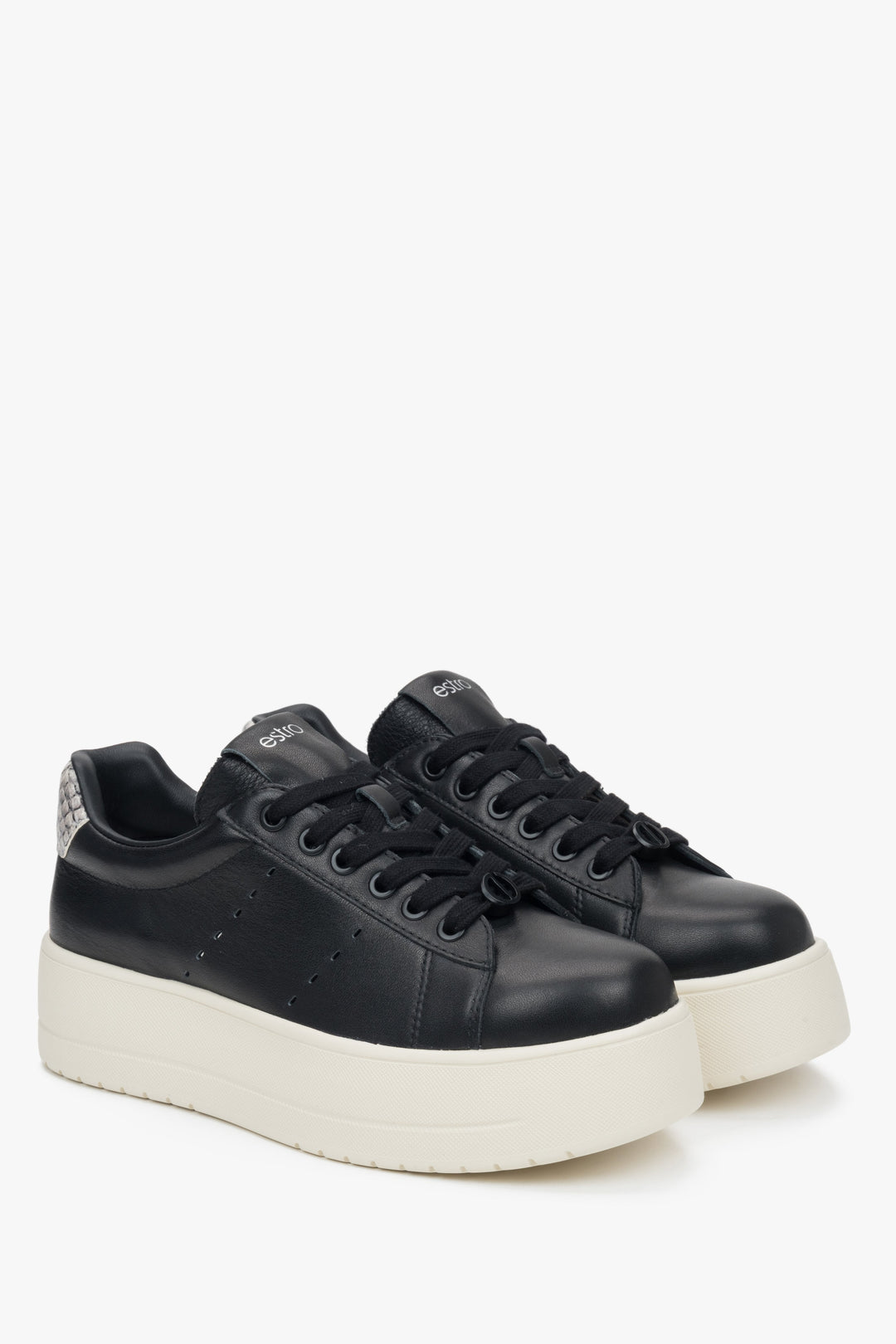Schwarze Low-Top-Sneaker aus Leder mit klobiger Sohle.