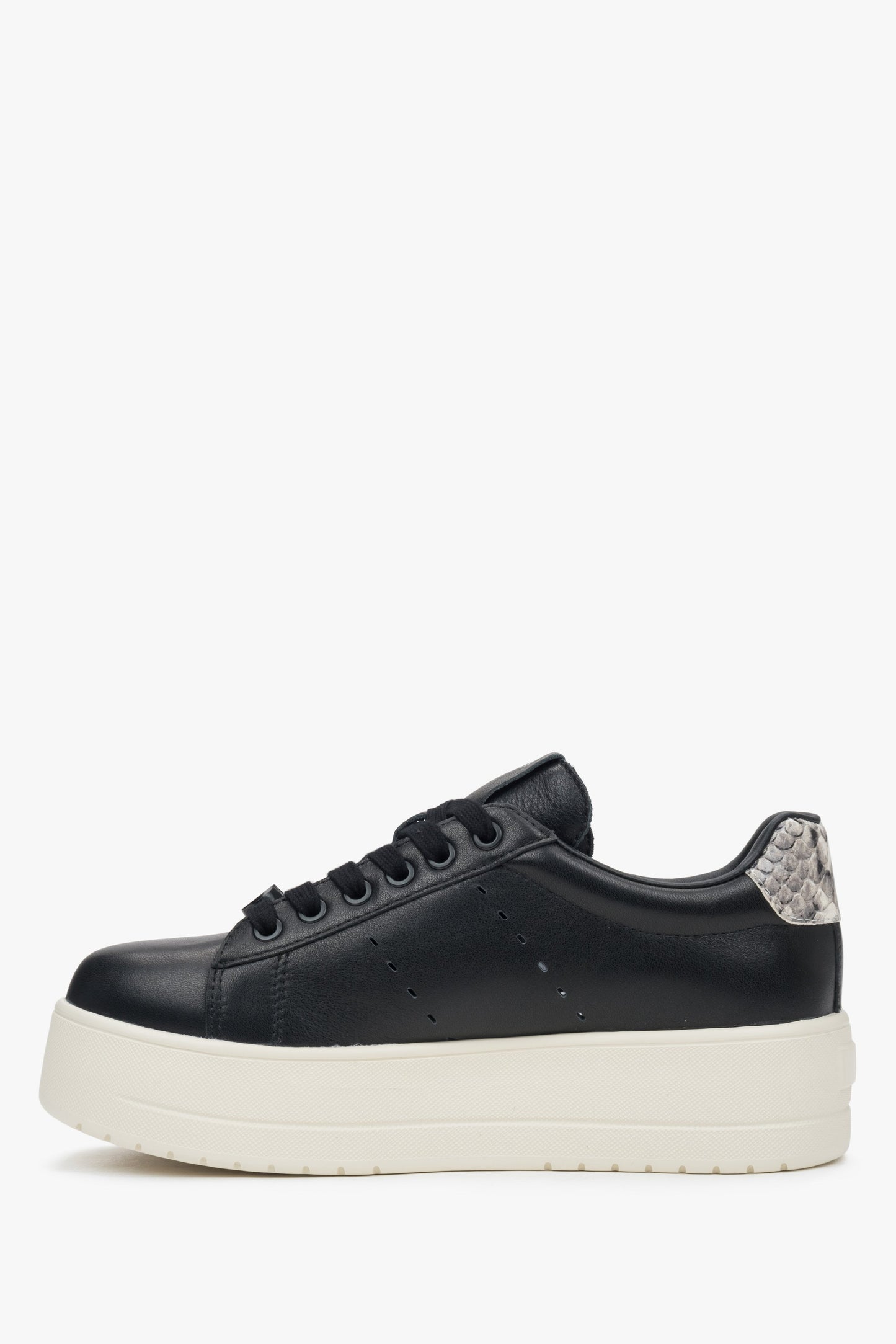Damen-Sneaker von Estro aus schwarzem Leder mit dicker Sohle.