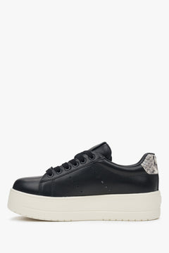 Damen-Sneaker von Estro aus schwarzem Leder mit dicker Sohle.