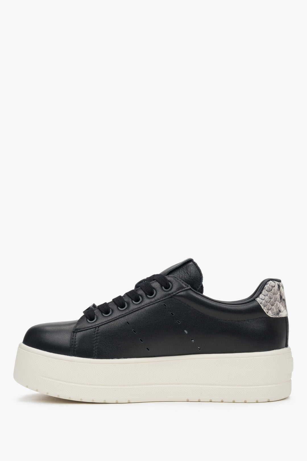 Damen-Sneaker von Estro aus schwarzem Leder mit dicker Sohle.