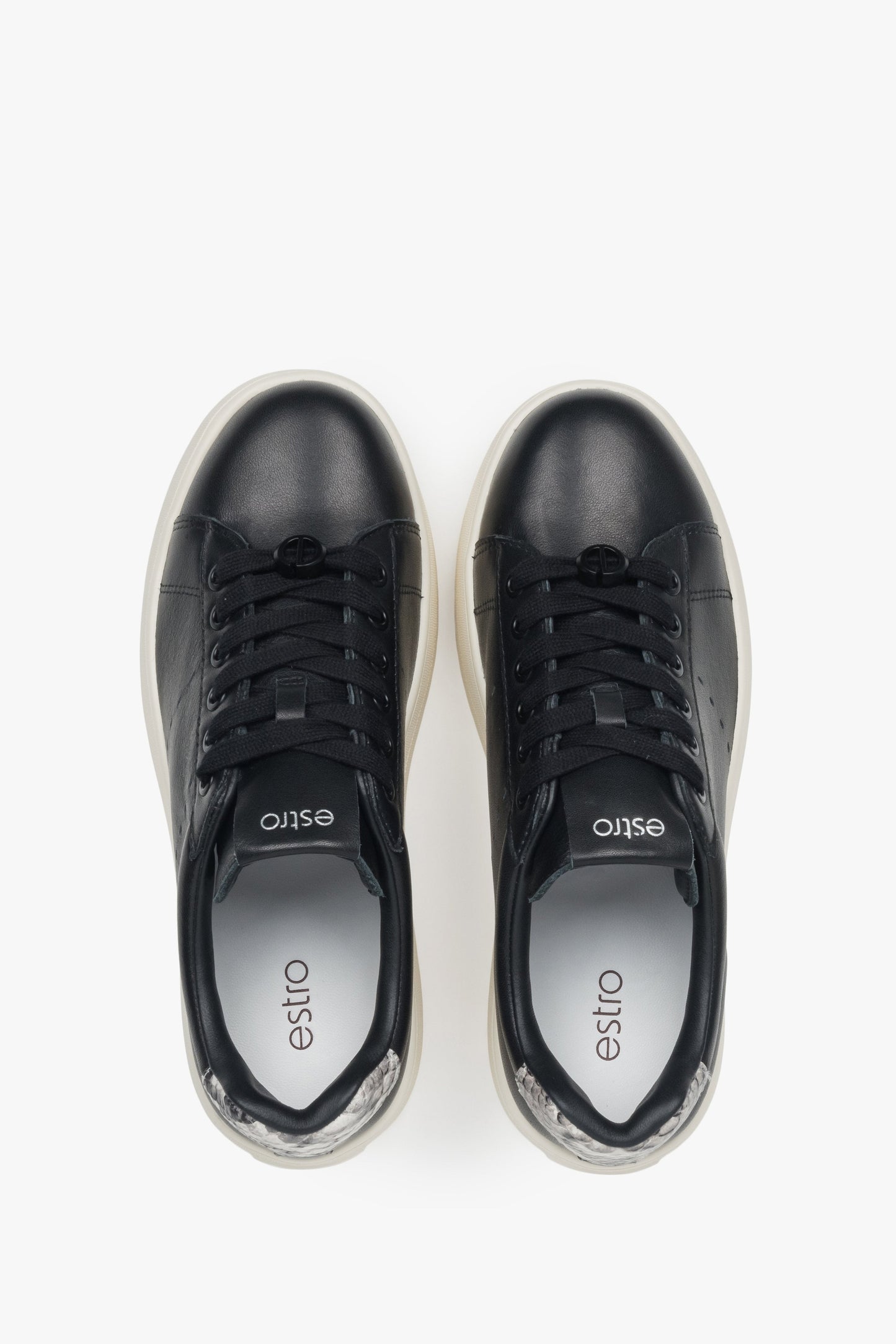 Schwarze Low-Top-Damensneaker aus Leder mit klobiger Sohle.
