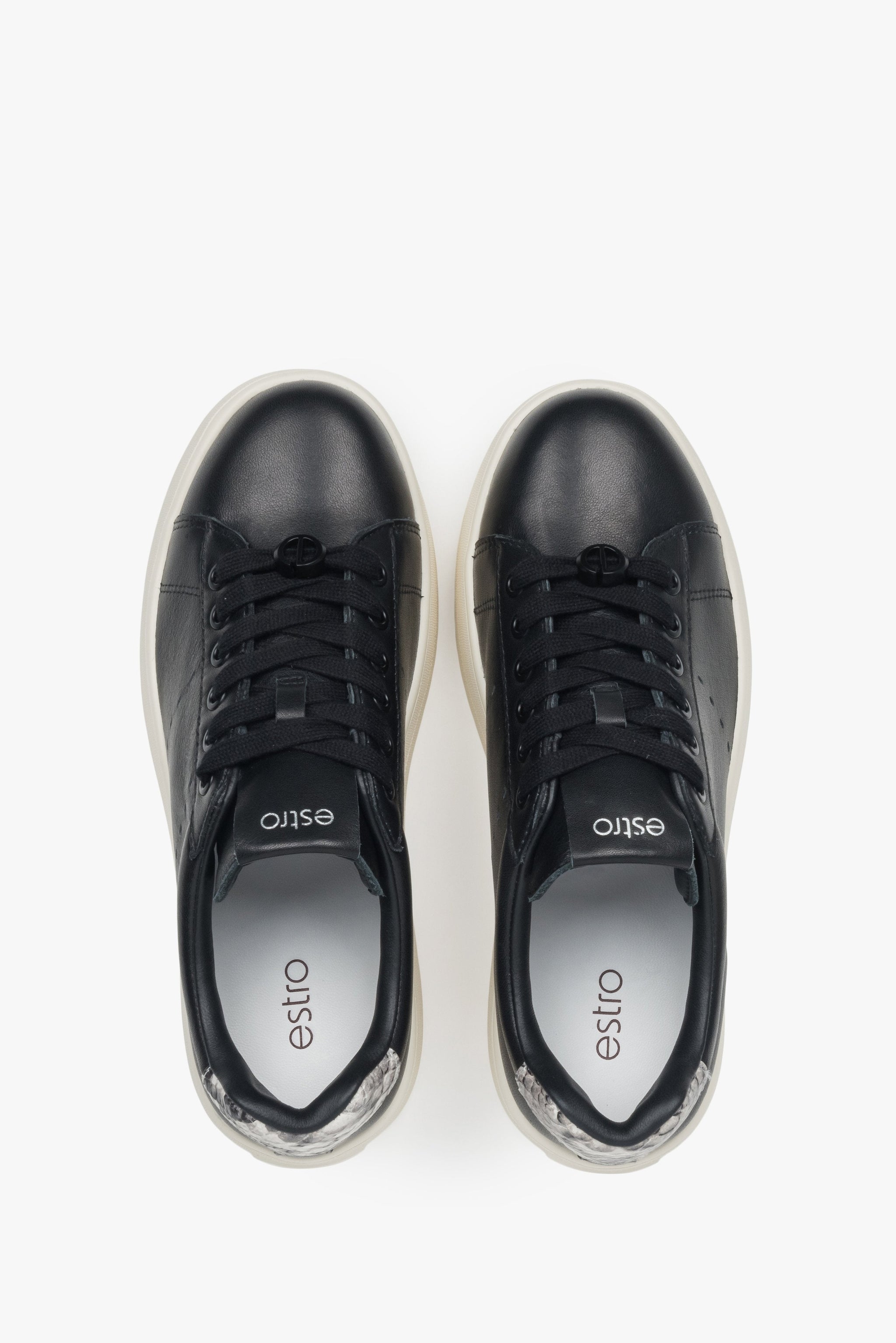 Schwarze Low-Top-Damensneaker aus Leder mit klobiger Sohle.