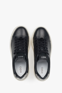 Schwarze Low-Top-Damensneaker aus Leder mit klobiger Sohle.