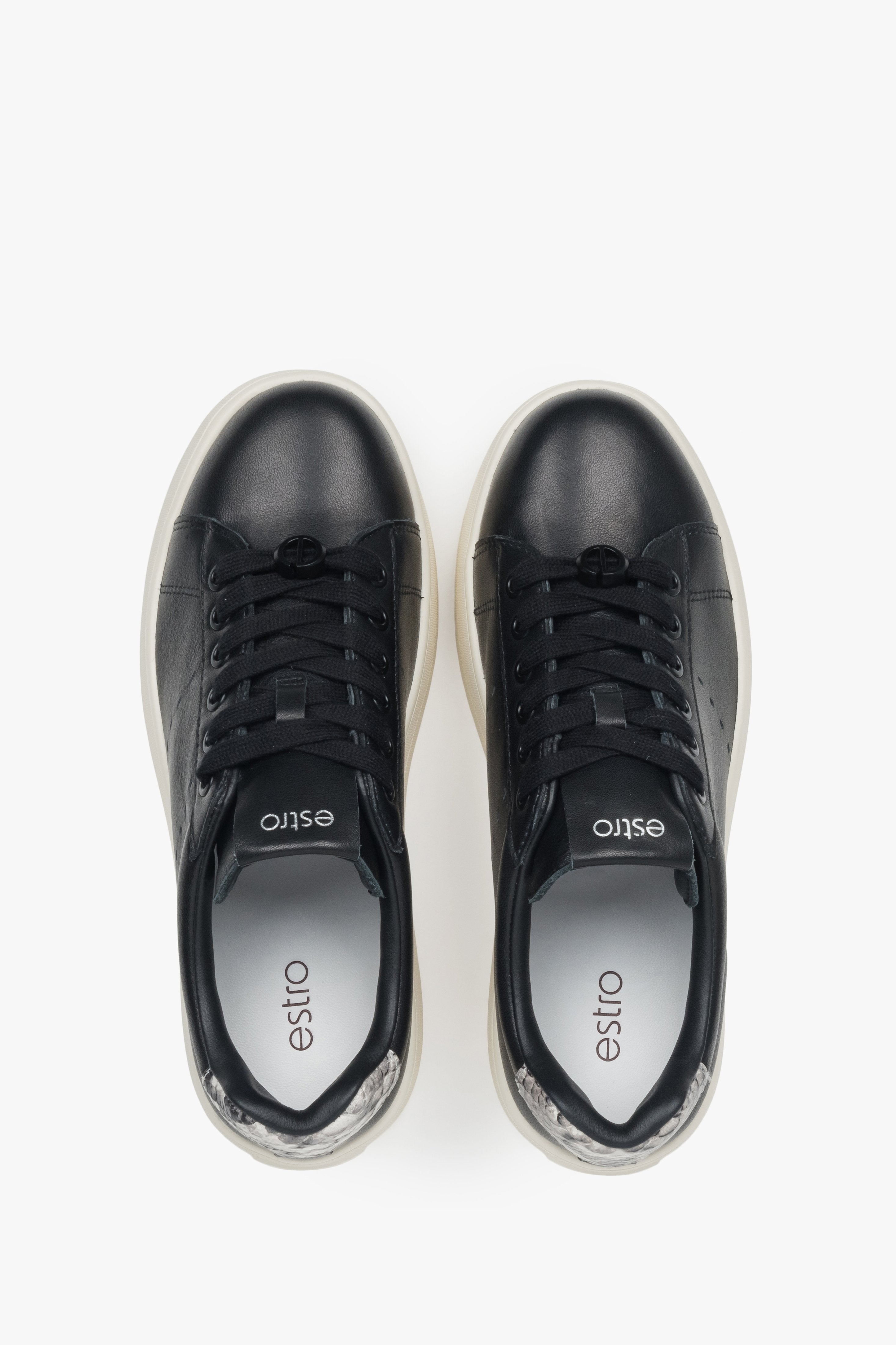 Schwarze Low-Top-Damensneaker aus Leder mit klobiger Sohle.