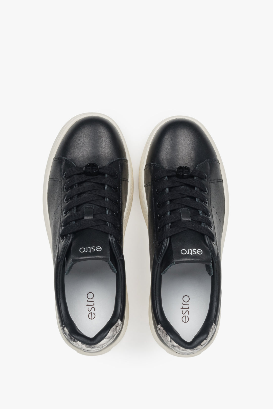 Schwarze Low-Top-Damensneaker aus Leder mit klobiger Sohle.