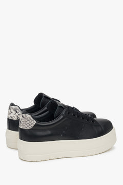 Damen-Low-Top-Sneaker aus schwarzem Leder mit klobiger Sohle.