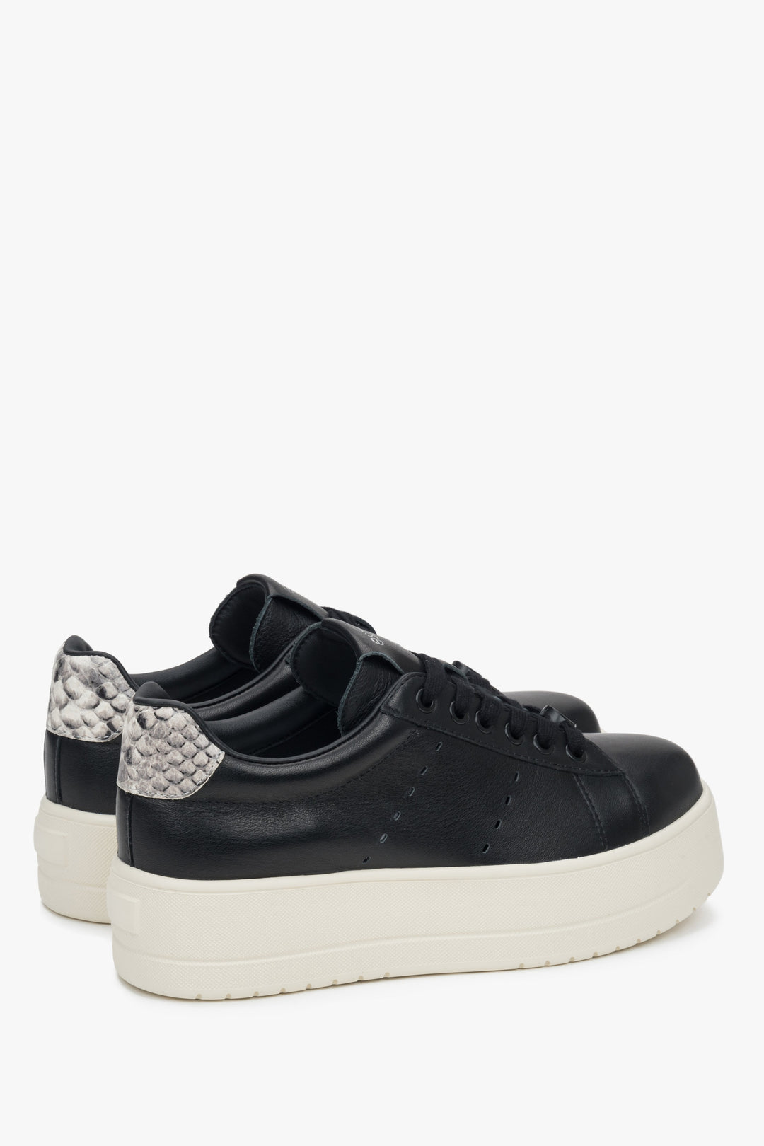 Damen-Low-Top-Sneaker aus schwarzem Leder mit klobiger Sohle.