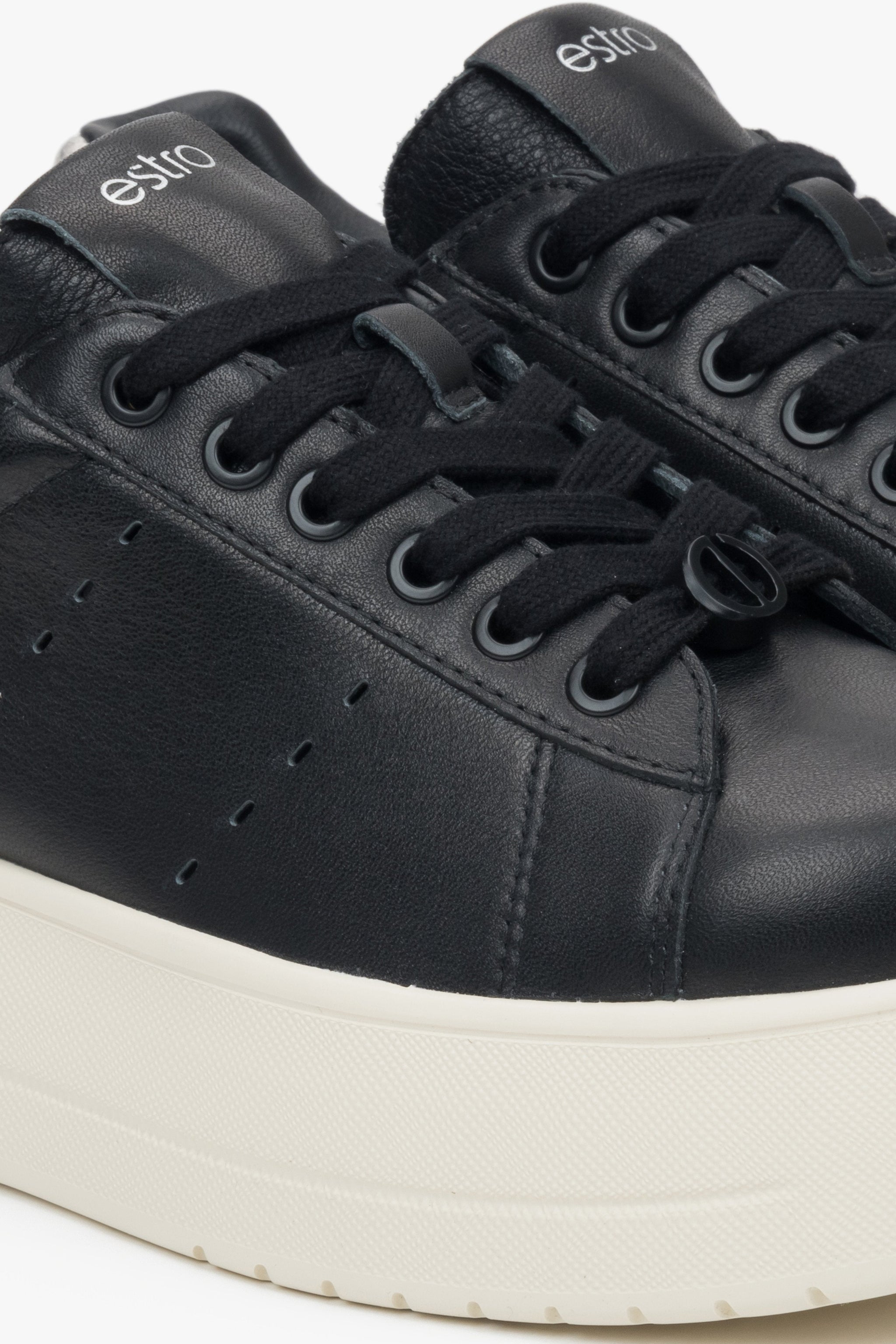 Schwarze Ledersneaker von Estro.