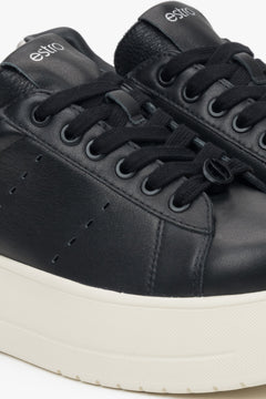 Schwarze Ledersneaker von Estro.
