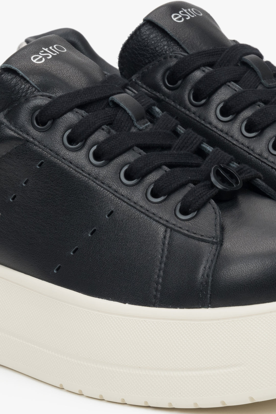 Schwarze Ledersneaker von Estro.