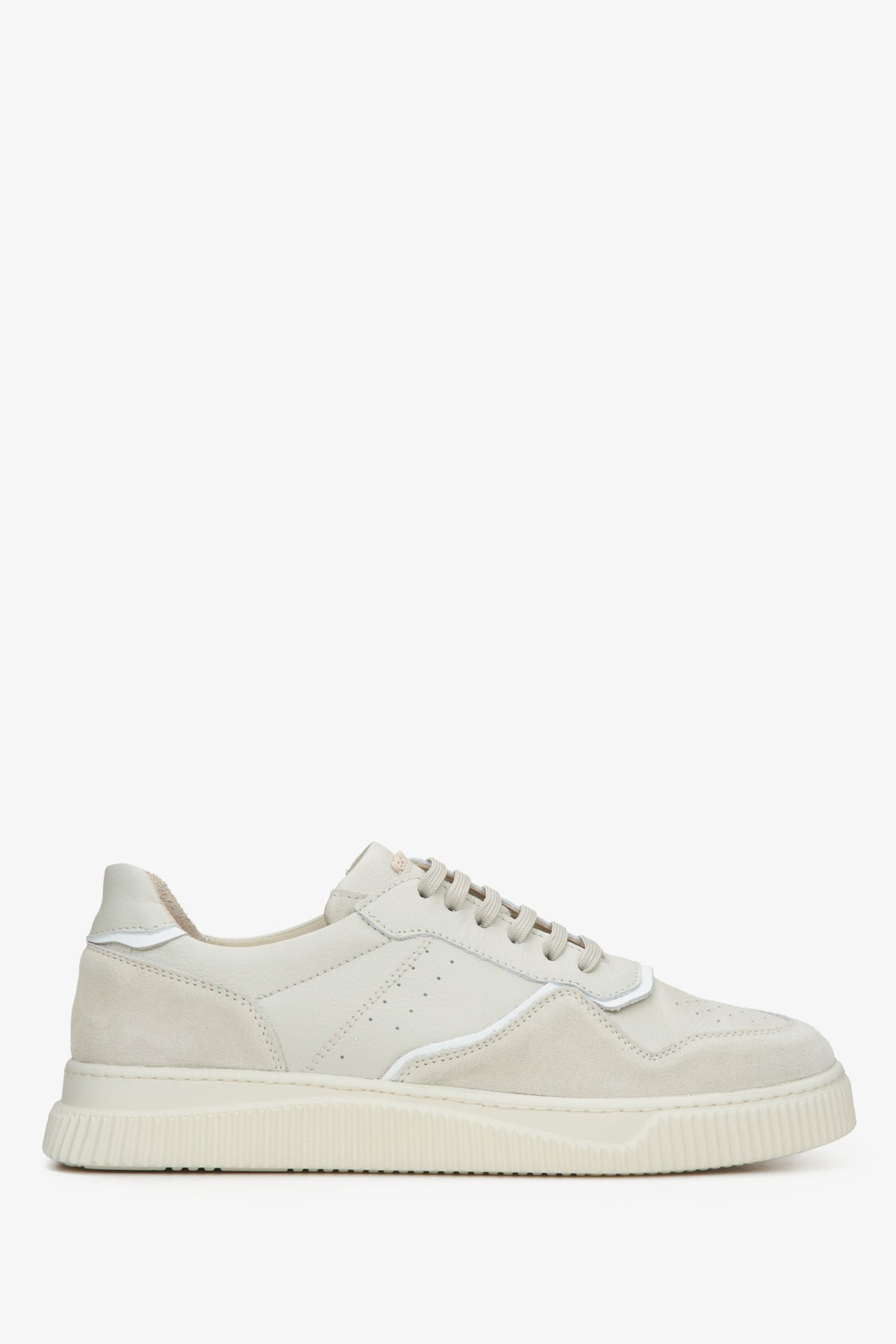 Flaches Seitenprofil der creme-beigen Damen-Sneaker aus Premium-Velours