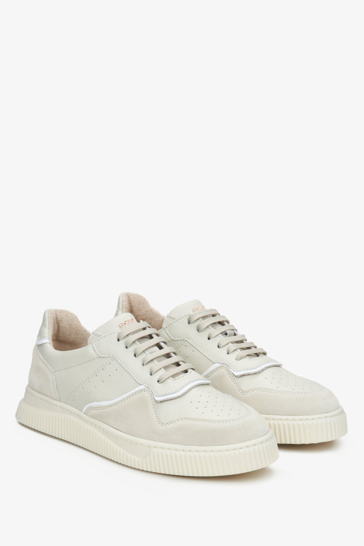 Schräge Frontalansicht der hellen Damen-Sneaker mit feiner Perforation
