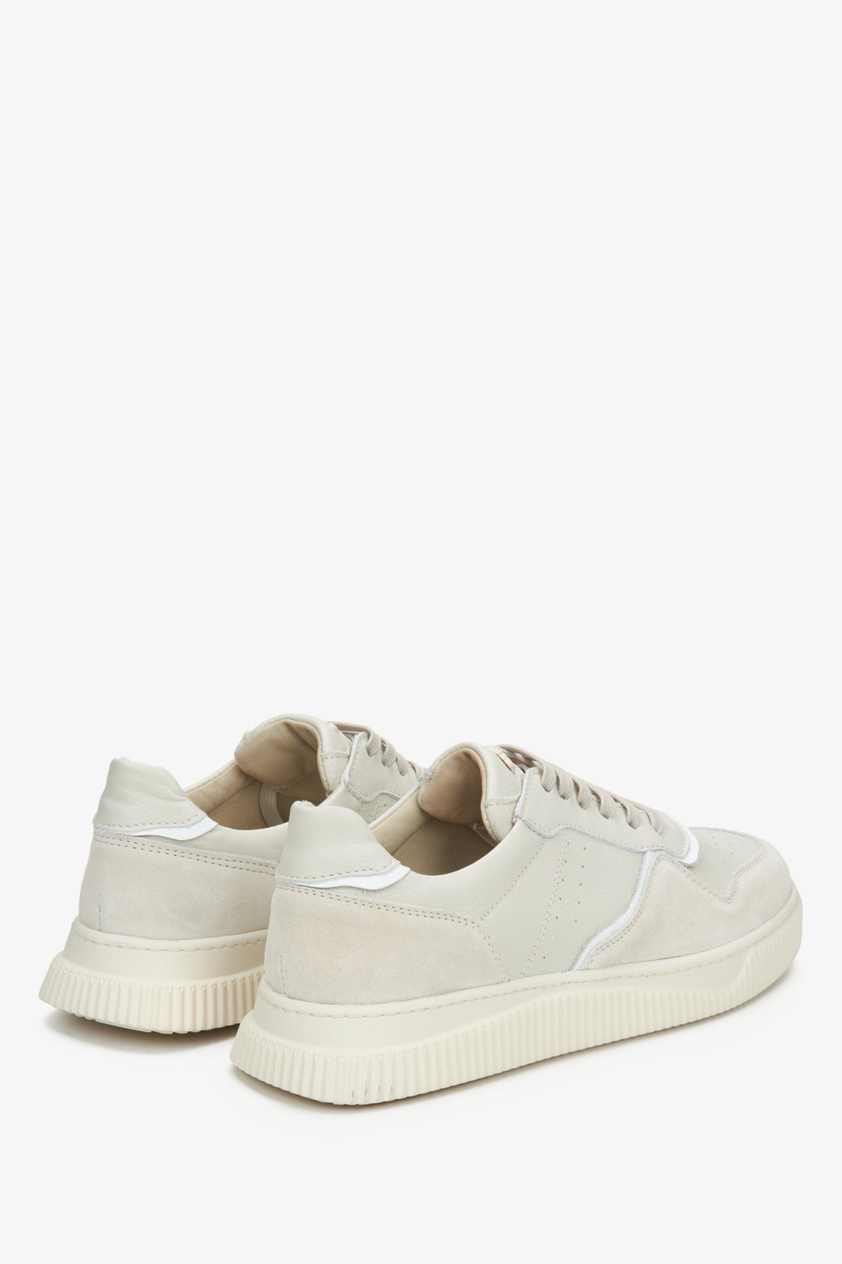 Rückwärtige Ansicht der beigen Velours-Sneaker mit dicker, flacher Sohle