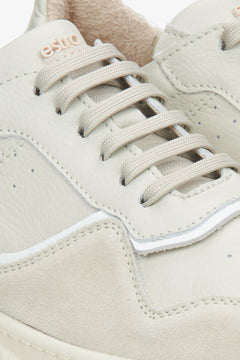 Detailansicht der Schnürung und samtigen Veloursleder-Struktur der creme-beigen Sneaker