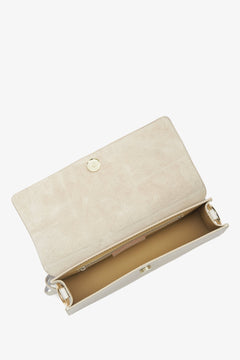 Damenhandtasche aus cremebeigem Leder – Nahaufnahme des Hauptfachs.