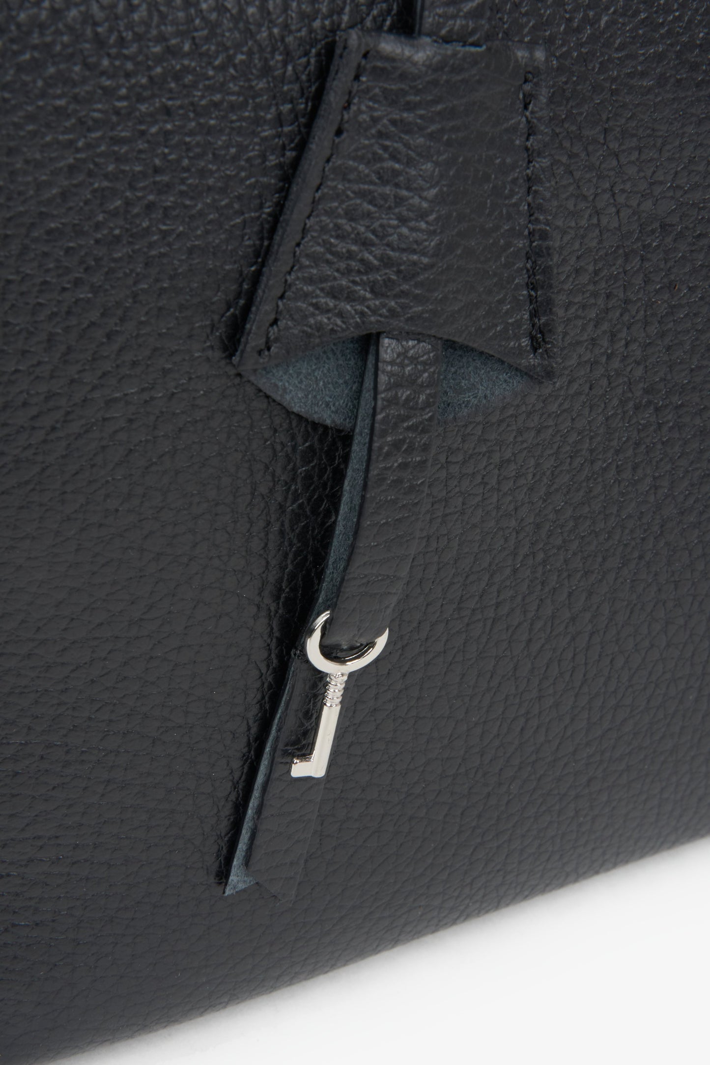 Praktische und stilvolle schwarze Damen-Satchel-Handtasche aus hochwertigem italienischem Naturleder von Estro – Detailansicht.