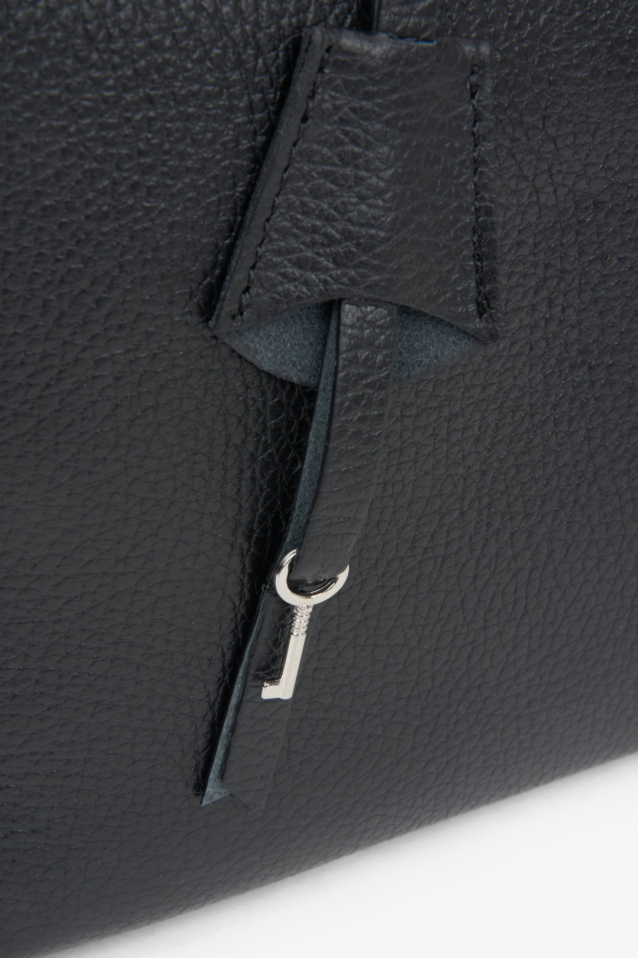 Praktische und stilvolle schwarze Damen-Satchel-Handtasche aus hochwertigem italienischem Naturleder von Estro – Detailansicht.