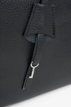 Praktische und stilvolle schwarze Damen-Satchel-Handtasche aus hochwertigem italienischem Naturleder von Estro – Detailansicht.