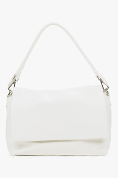 Flache Frontansicht der geschlossenen, weißen Damen-Handtasche in minimalistischem Design 