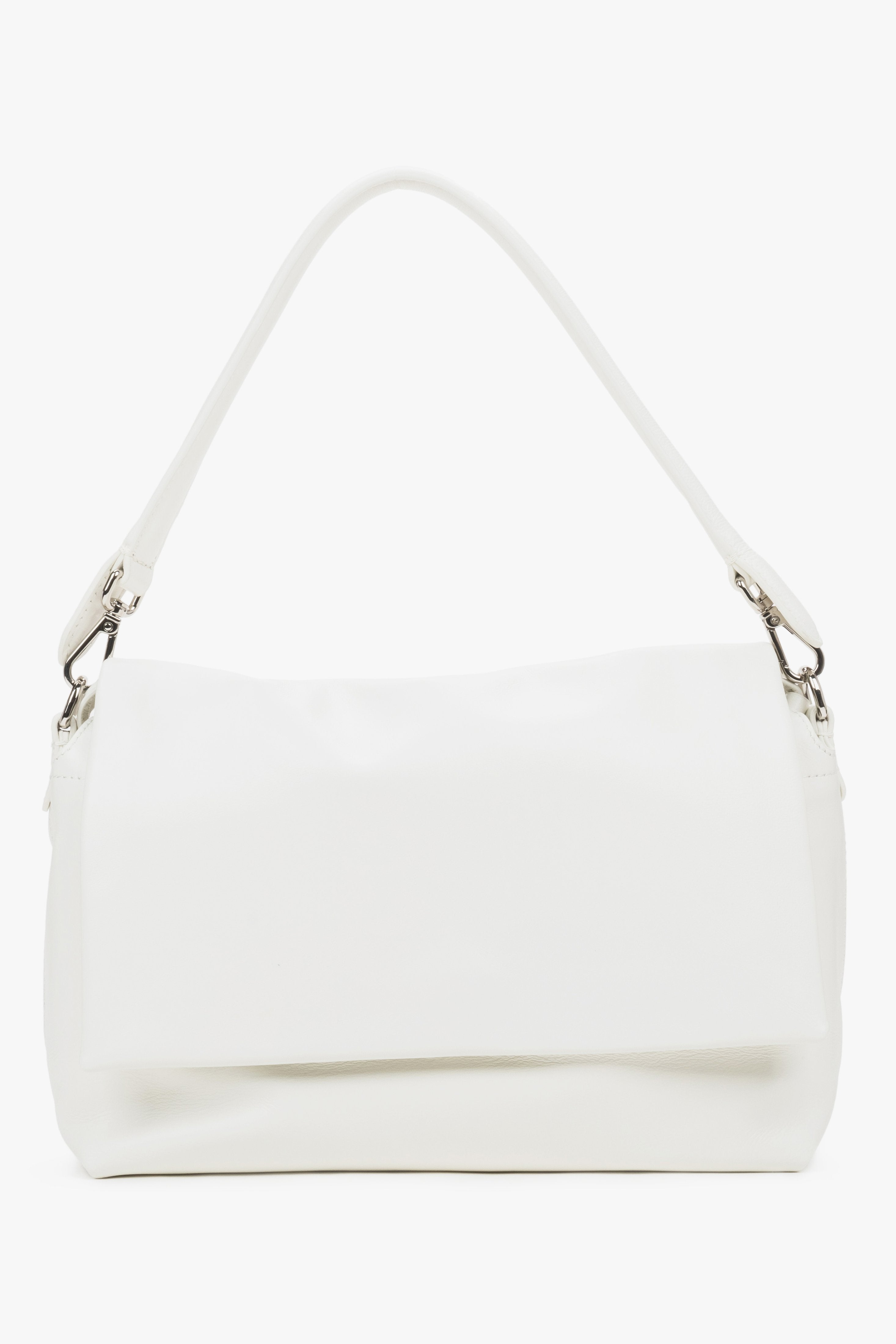 Flache Frontansicht der geschlossenen, weißen Damen-Handtasche in minimalistischem Design 
