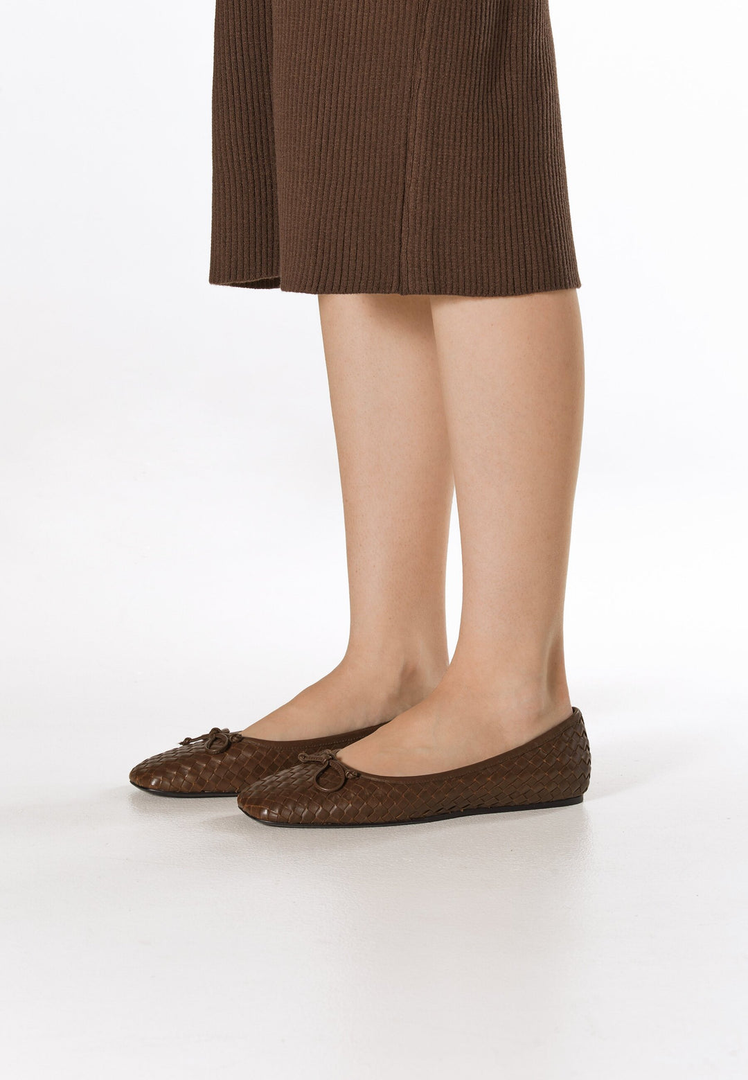Dunkelbraune Damen-Ballerinas von Estro aus geflochtenem Echtleder – am Fuß präsentiert.