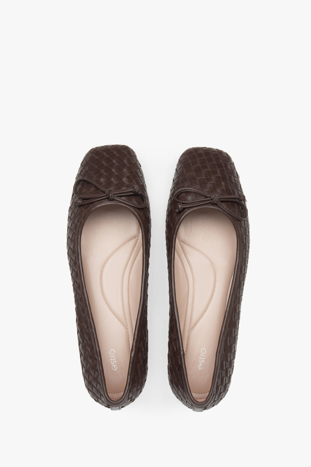 Dunkelbraune Estro Damen-Ballerinas aus Echtleder mit interessantem Flechtmuster – von oben gesehen.