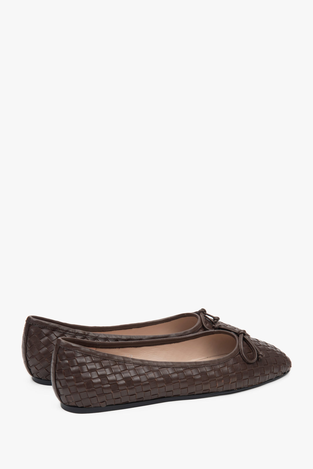 Bequeme dunkelbraune Estro Damen-Ballerinas aus weichem geflochtenem Echtleder.
