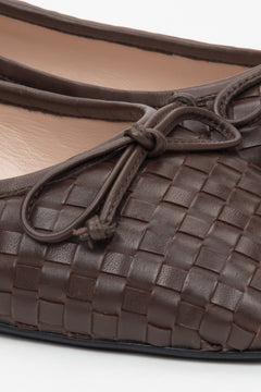 Dunkelbraune Damen-Ballerinas von Estro aus geflochtenem Echtleder.