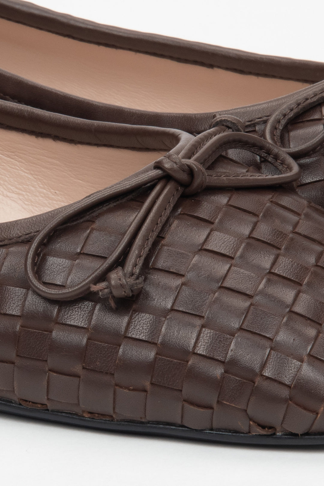 Dunkelbraune Damen-Ballerinas von Estro aus geflochtenem Echtleder.