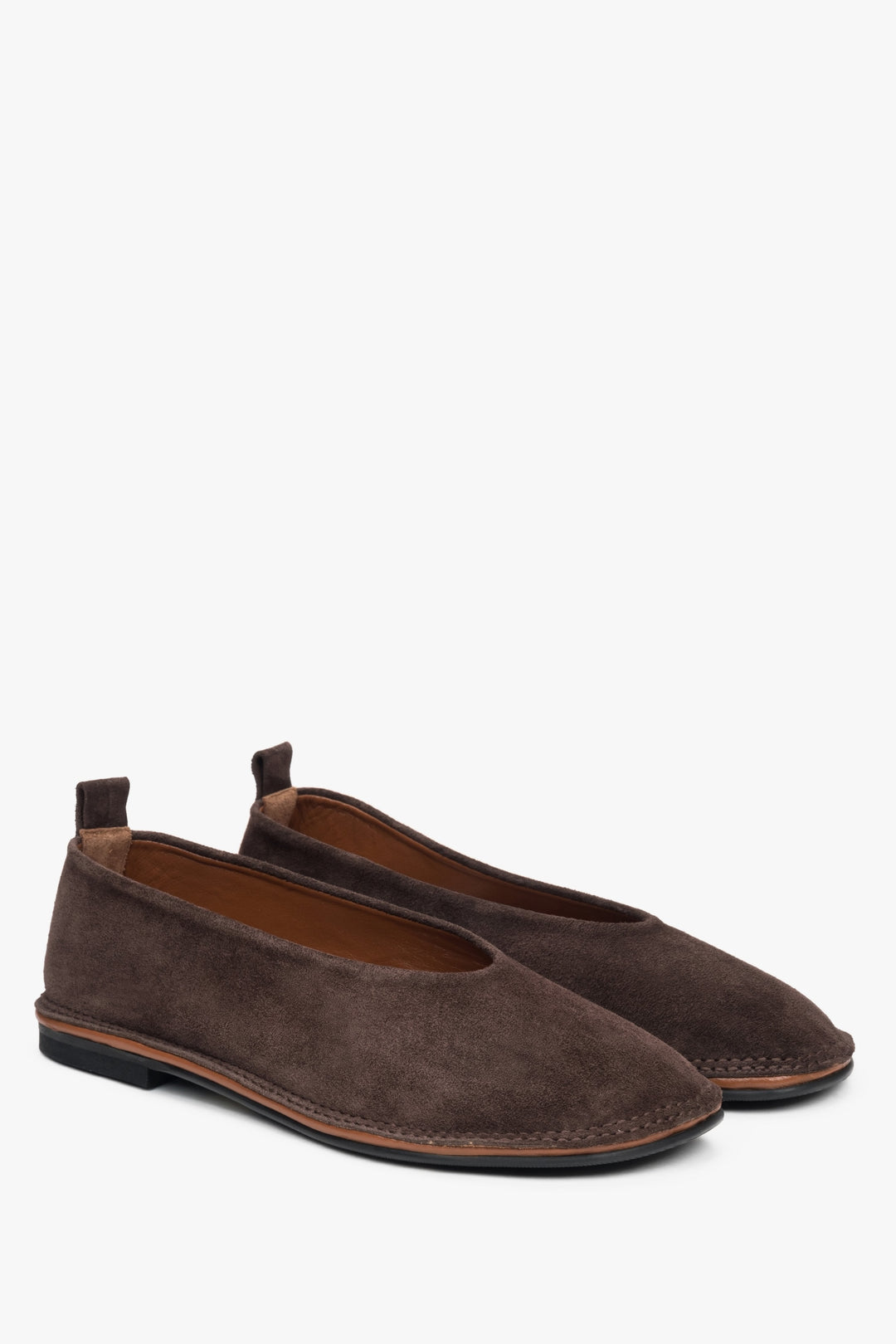 Bequeme und stilvolle Damen-Ballerinas von Estro aus Velours in Sattelbraun – für einen Hauch von Luxus.