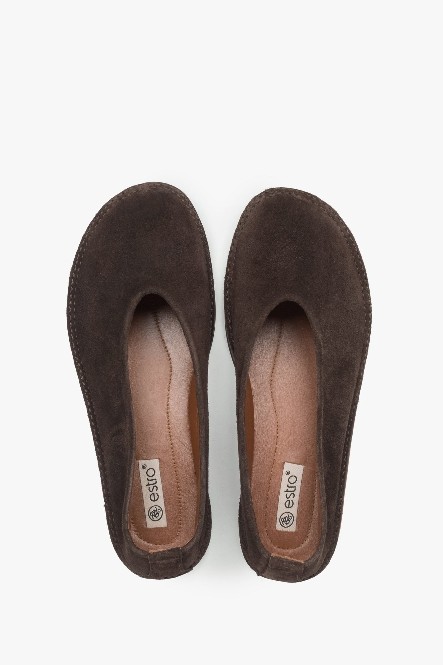 Sattelbraune Velours-Ballerinas von Estro – die perfekte Kombination aus Komfort und Stil.