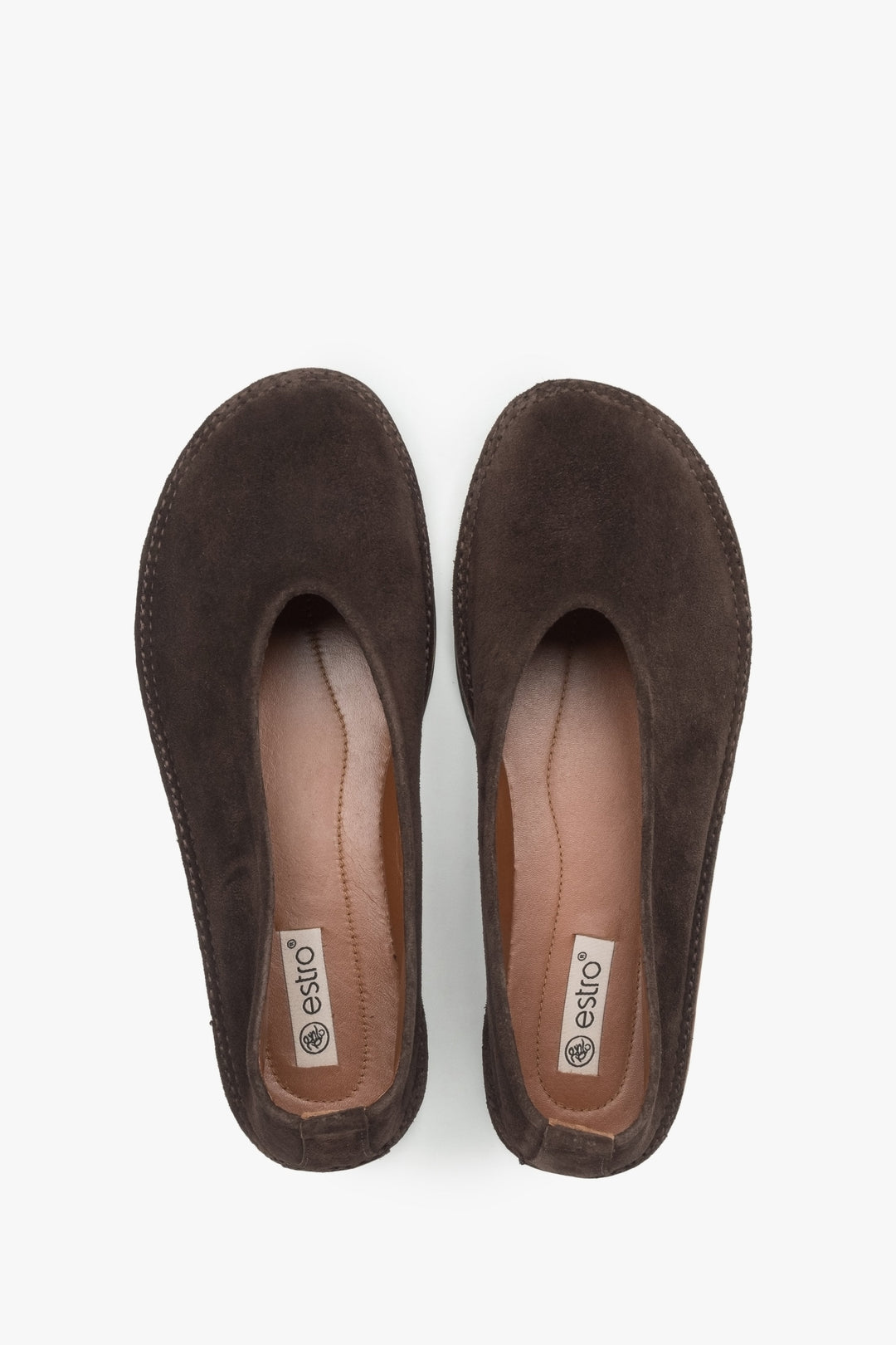 Sattelbraune Velours-Ballerinas von Estro – die perfekte Kombination aus Komfort und Stil.