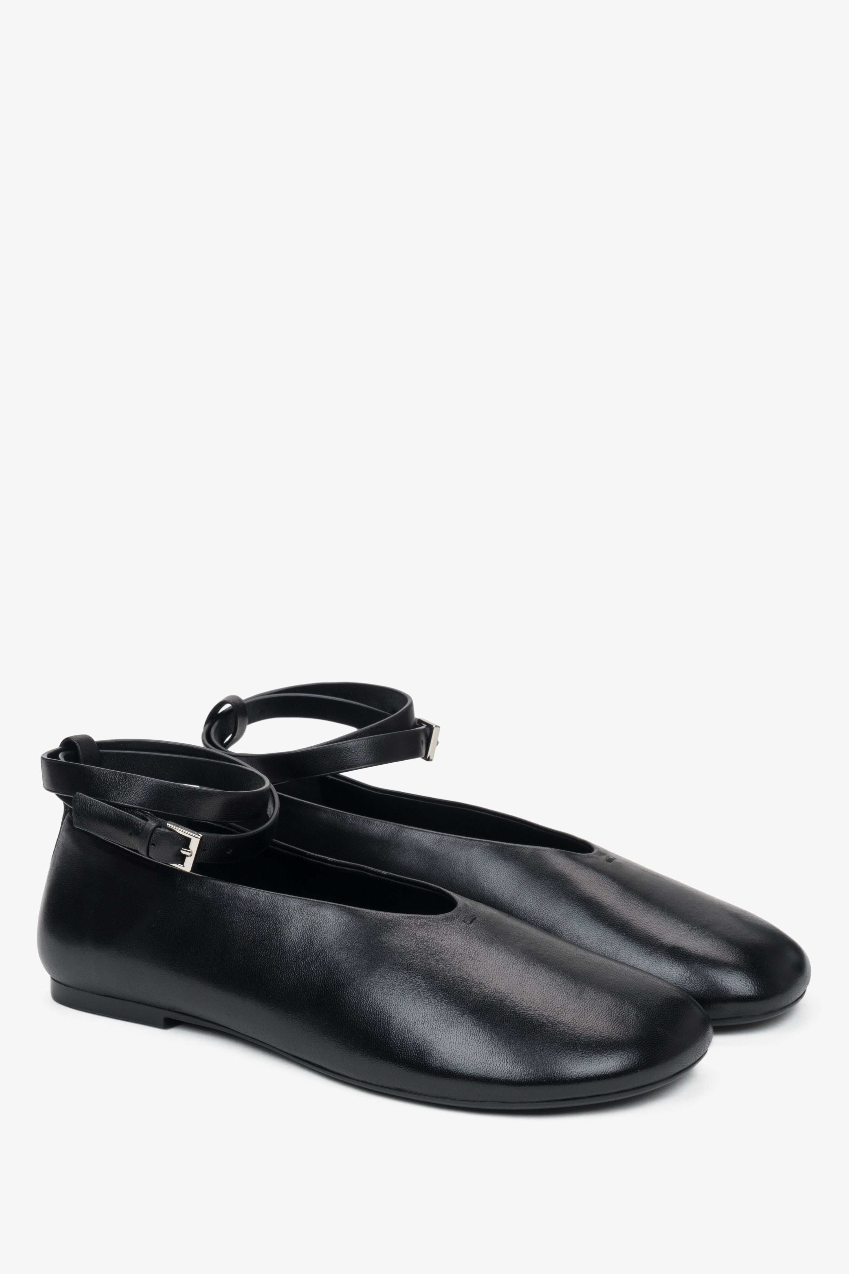 Elegante Ballerinas aus schwarzem Leder mit flacher Sohle und Riemchen am Knöchel, Estro ER00117187