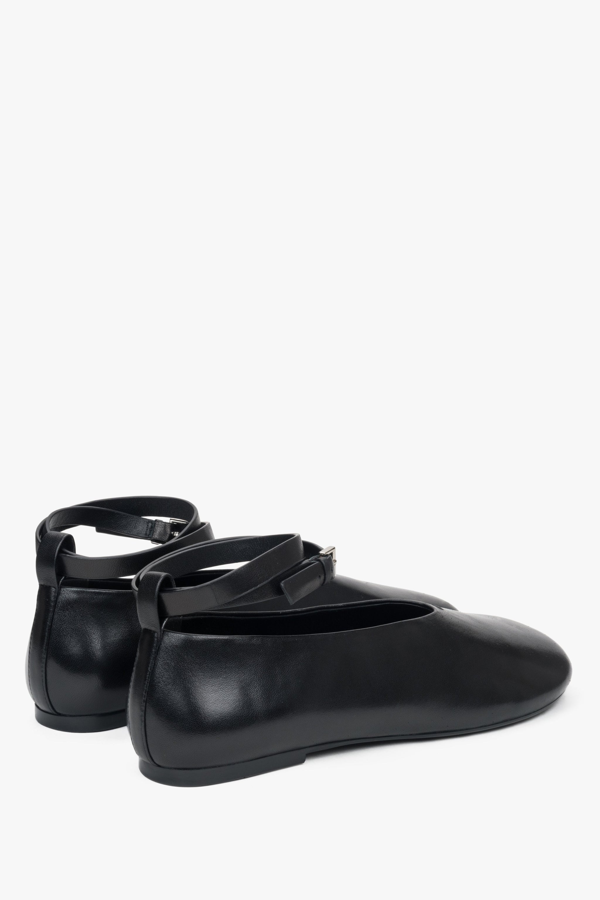 Damen-Ballerinas in Schwarz aus weichem Leder mit verstellbarem Riemchen am Knöchel, Estro ER00117187