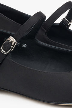 Modische schwarze Ballerinas mit Schleife und Schnalle aus Textil, Estro ER00116903
