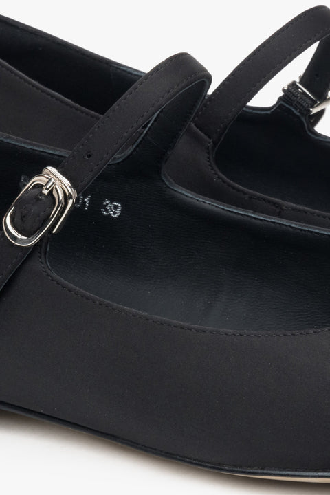 Modische schwarze Ballerinas mit Schleife und Schnalle aus Textil, Estro ER00116903
